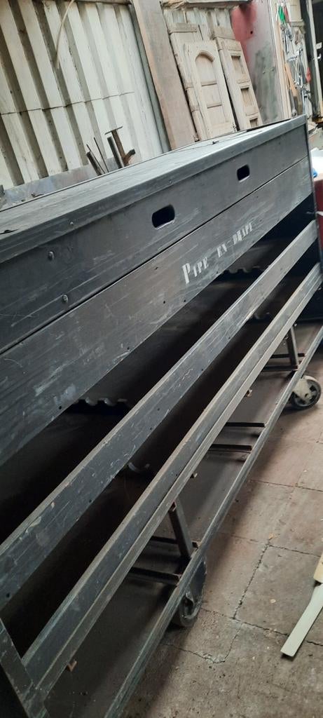 Robuuste zwarte houten stellingkast op wielen, Huis en Inrichting, Kasten | Stellingkasten, Ophalen, Gebruikt
