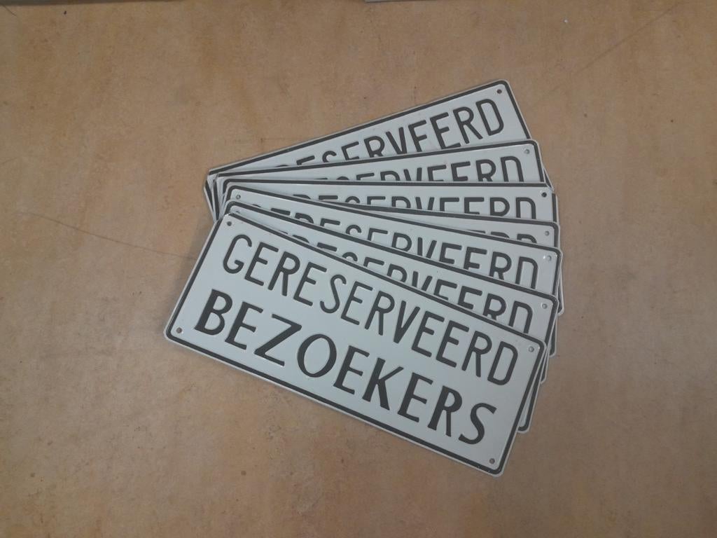 7x oude metalen bordjes 'Gereserveerd bezoekers', Antiek en Kunst, Antiek | Wandborden en Tegels, Ophalen of Verzenden