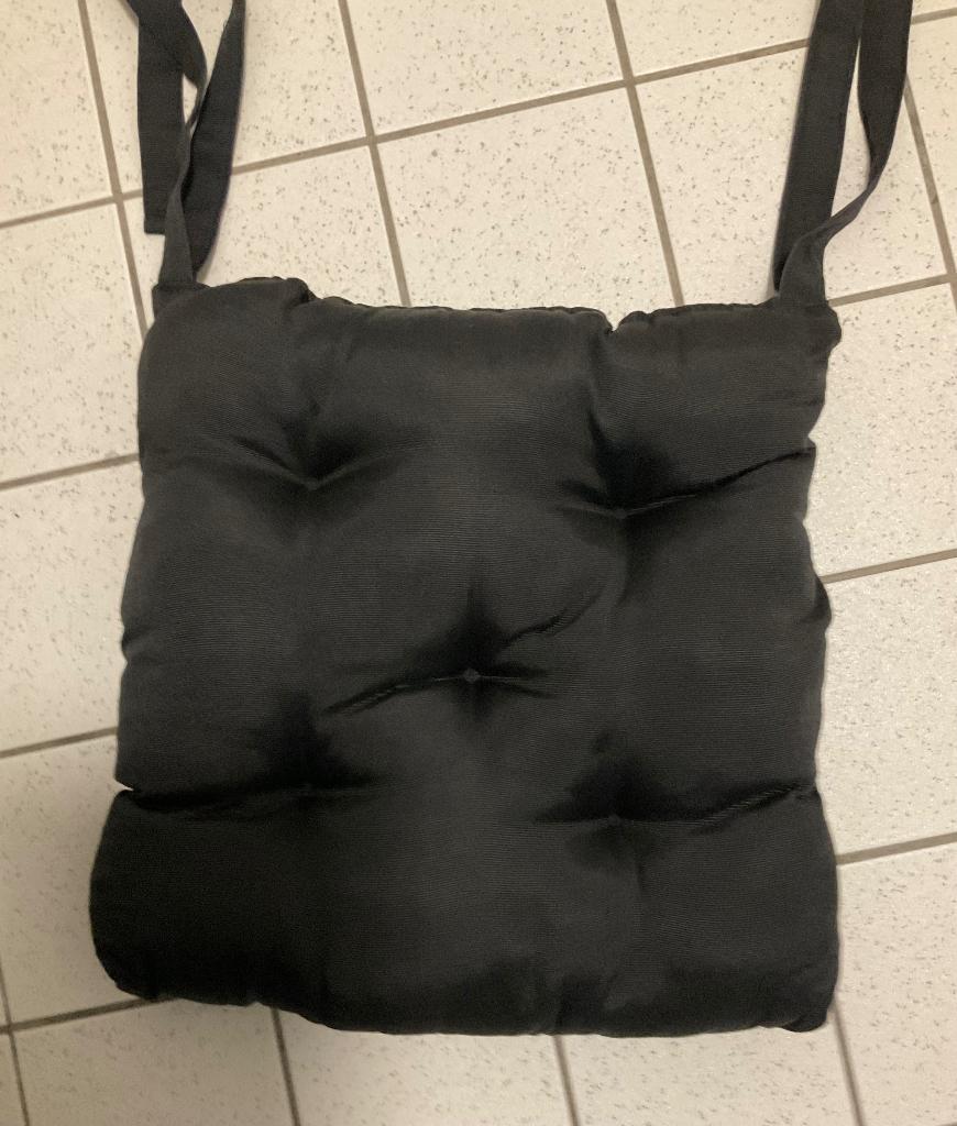 4 Dikke zwarte tuinstoelkussens (40x40cm), Ophalen, Zo goed als nieuw