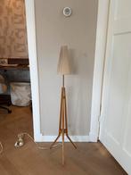 Vintage houten vloerlamp met plissé kap, Ophalen, Gebruikt, 100 tot 150 cm, Scandinavisch