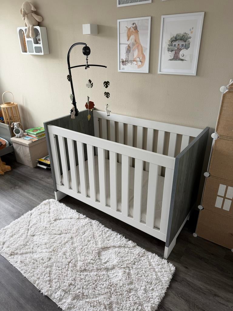 Ledikant en commode met beddengoed en vloerkleed, Ophalen of Verzenden, Gebruikt, Jongetje of Meisje