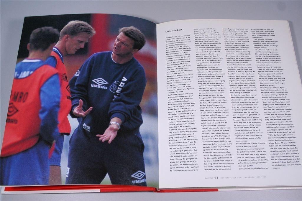 Het officiele Ajax jaarboek 1993-1994 — Seizoenoverzicht, Boeken, Sportboeken, Ophalen of Verzenden, Zo goed als nieuw, Watersport en Hengelsport