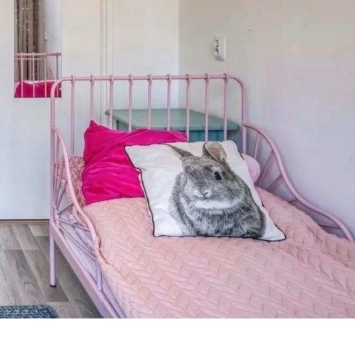 Ikea Eenpersoonsbed met matras 90x200 - Roze metaal, Huis en Inrichting, Slaapkamer | Bedden, Gebruikt, Eenpersoons, 90 cm, 200 cm