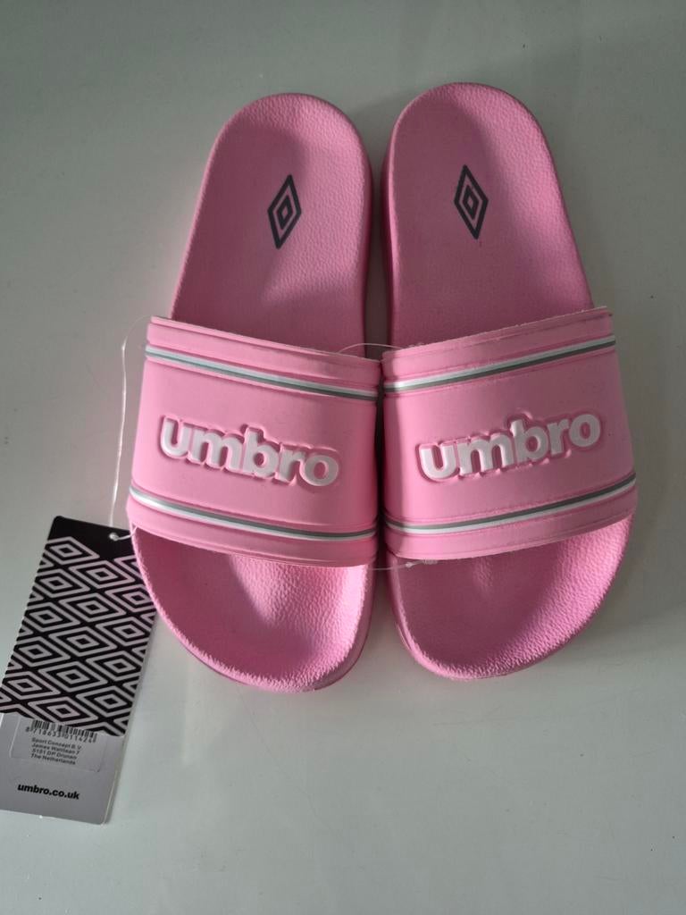 Nieuwe umbro slippers, Kleding | Heren, Badmode en Zwemkleding, Ophalen, Overige maten, Zwart