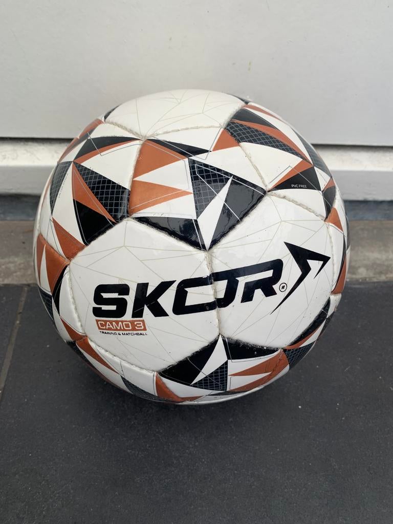 Mooie skor bal maat 5 zo goed als nieuw, Sport en Fitness, Handbal, Ophalen of Verzenden, Zo goed als nieuw, Bal