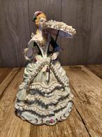 Porseleinen beeld dame met parasol rococo stijl gemerkt, Antiek en Kunst, Curiosa en Brocante, Ophalen of Verzenden