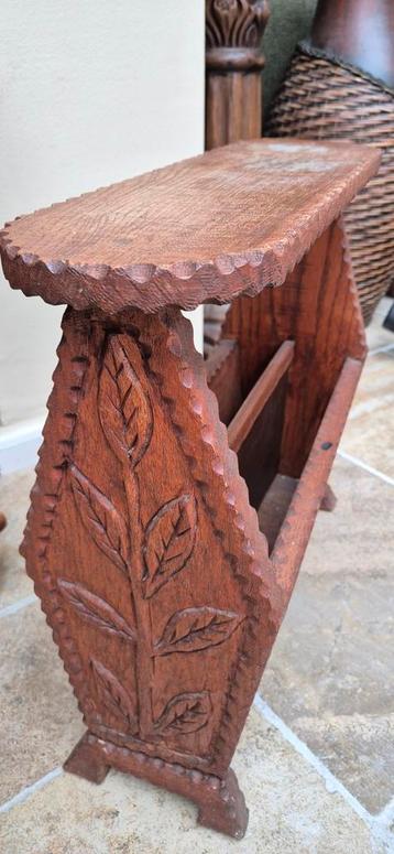 Oude Houten Krantenbak met Snijwerk beschikbaar voor biedingen