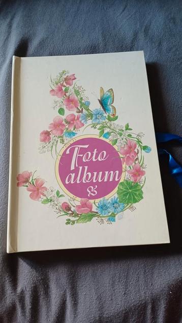 Oud fotoalbum met bloemen en vlinders
Fox Editions beschikbaar voor biedingen