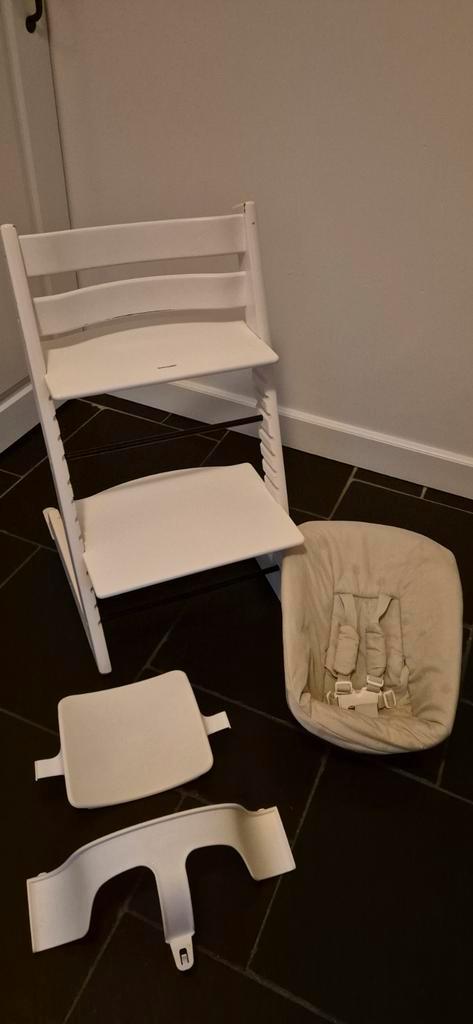 Stokke Tripp Trapp Wit Complete Set Goede Staat, Kinderen en Baby's, Kinderstoelen, Gebruikt, Meegroeistoel, Aanschuifbaar, Afneembaar eetblad