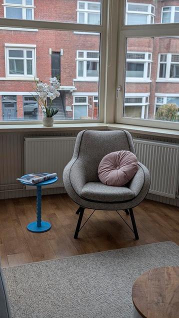 Fauteuil licht grijs gemêleerd met zwarte bies en poten