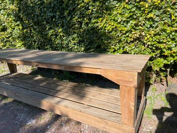 Unieke presentatietafel geïmpregneerd op wielen beschikbaar voor biedingen