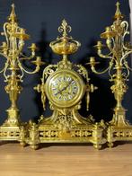 Antieke Franse Bronzen Regency Stijl Pendule met Kandelaren, Ophalen of Verzenden