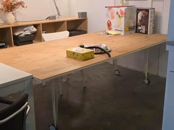 Lange eettafel op wielen. zelfgemaakt beschikbaar voor biedingen