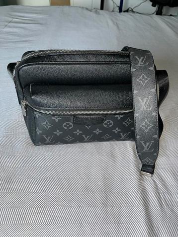 Louis Vuitton Outdoor Messenger Bag beschikbaar voor biedingen