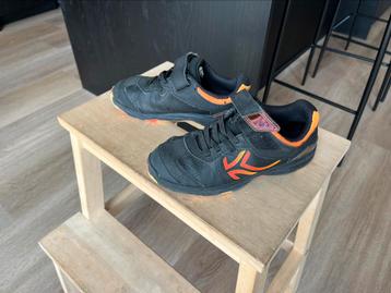 Zaalschoenen (maat 32) beschikbaar voor biedingen