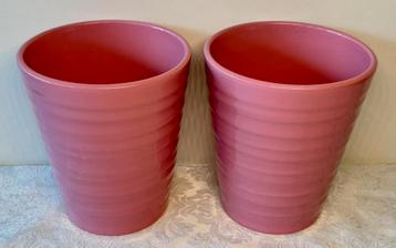 Vier roze bloempotten. beschikbaar voor biedingen