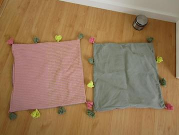 Ikea - twee kussenhoesjes 50 x 50 - roze/groen/kwastjes beschikbaar voor biedingen