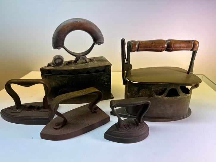 Collectie van 5 oude strijkijzers, Antiek en Kunst, Antiek | Overige Antiek, Ophalen of Verzenden