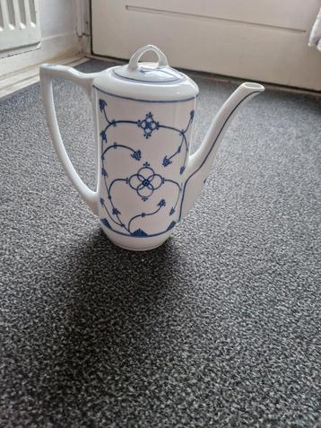 Vintage Porseleinen Theepot met Blauw Decor beschikbaar voor biedingen