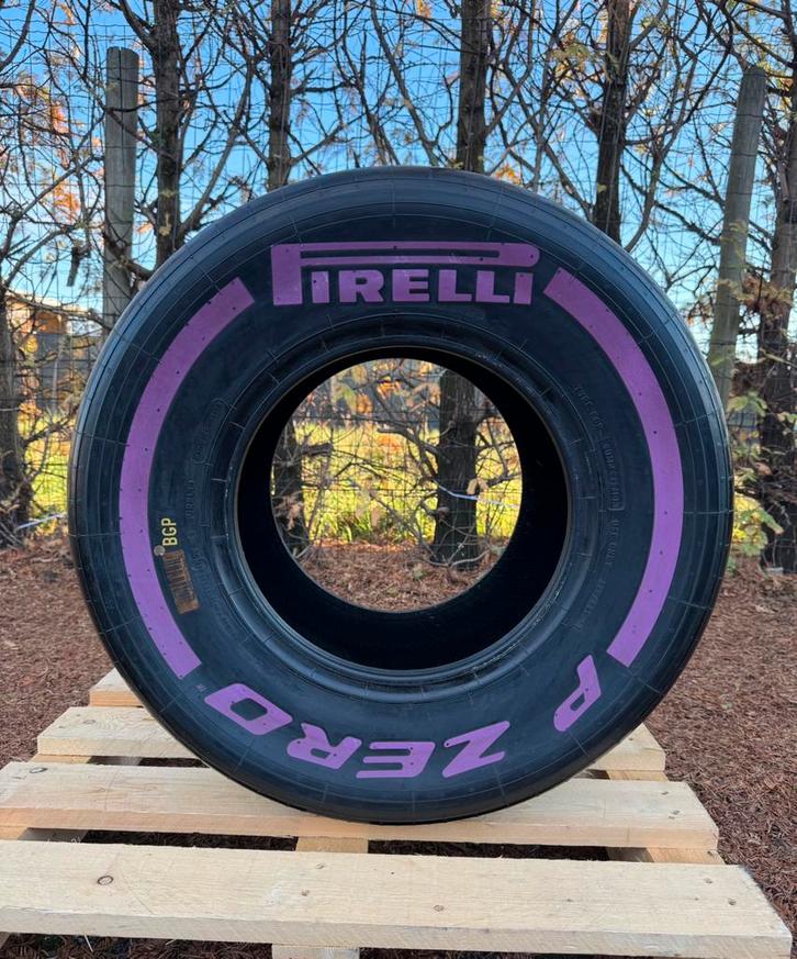 Pirelli F1 super soft achterband, Verzamelen, Automerken, Motoren en Formule 1, Zo goed als nieuw, Formule 1, Ophalen of Verzenden