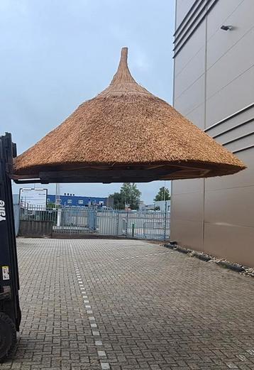 Rietgedekte parasol beschikbaar voor biedingen