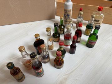 Unieke oude mini drankflesjes verzameling  beschikbaar voor biedingen