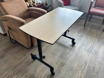 (Hulp)tafel beschikbaar voor biedingen