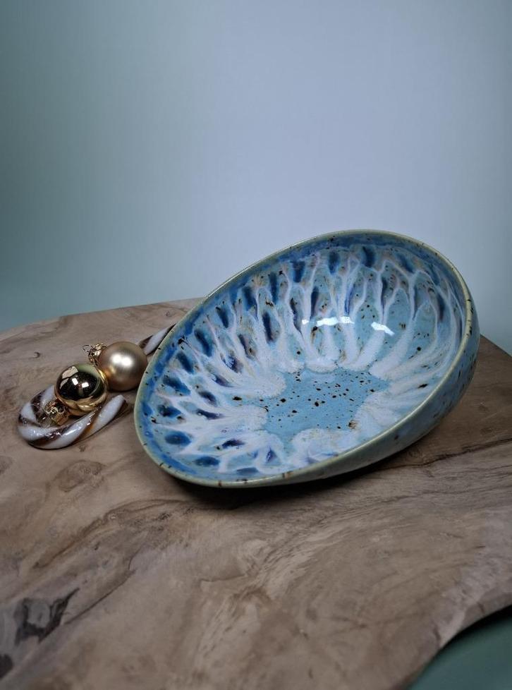 Handgemaakte keramiek schaal Peacock Blue., Huis en Inrichting, Woonaccessoires | Schalen en Manden, Nieuw, Schaal, Overige vormen