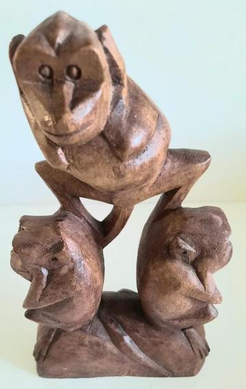 Groot hout beeld horen zien en zwijgen beschikbaar voor biedingen