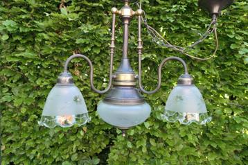 Antieke koperen lamp met geslepen glazen kapjes bloem. beschikbaar voor biedingen