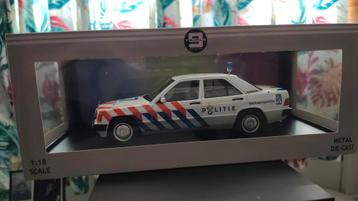 Mercedes-Benz 190E Polizei 1:18 Triple 9 Nieuw beschikbaar voor biedingen