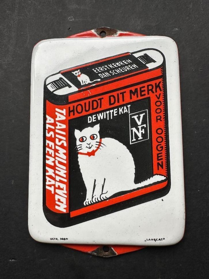 Zeer fraai emaille DE WITTE KAT deurpostje. Bordje Langcat., Verzamelen, Merken en Reclamevoorwerpen, Gebruikt, Reclamebord, Ophalen of Verzenden