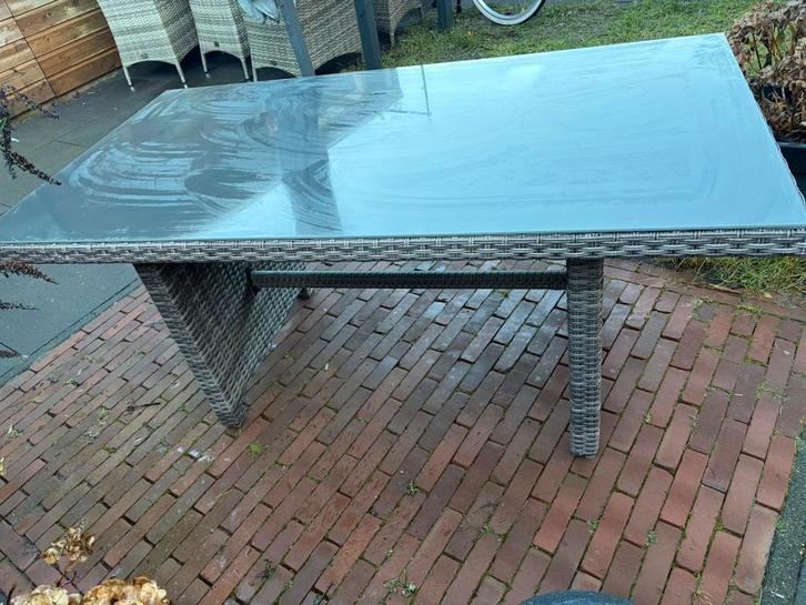 Tuintafel met een glasplaat, Tuin en Terras, Tuintafels, Gebruikt, Rechthoekig, Kunststof, Ophalen of Verzenden