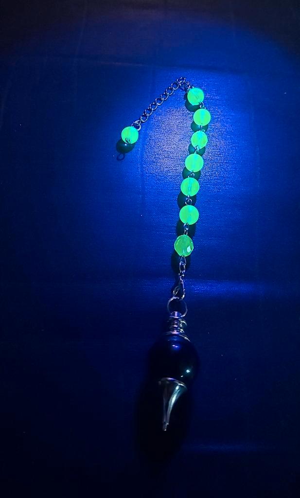 Mooie pendel met glazen uranium kralen, Sieraden, Tassen en Uiterlijk, Kettinghangers, Ophalen of Verzenden