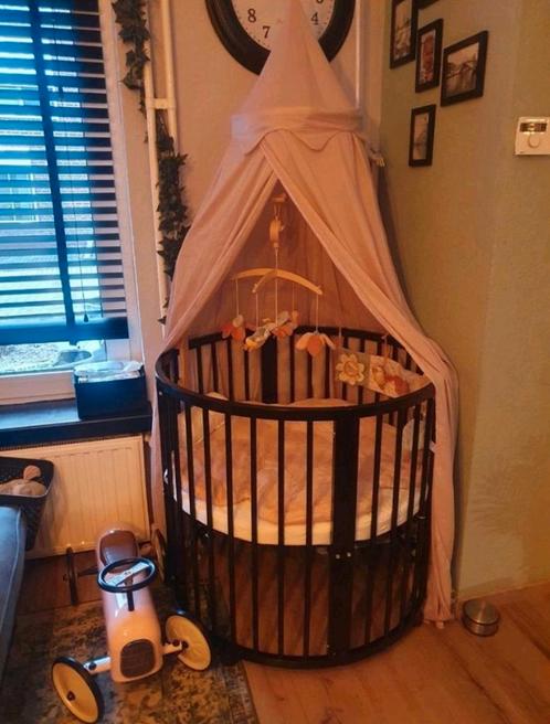 Ronde zwarte box, Kinderen en Baby's, Boxen, Zo goed als nieuw, Rond, In hoogte verstelbaar, Boxkleed, Wieltjes, Ophalen
