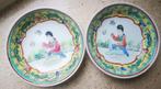 2 Oude Chinese porseleinen borden Familie Rose figuren decor, Ophalen of Verzenden