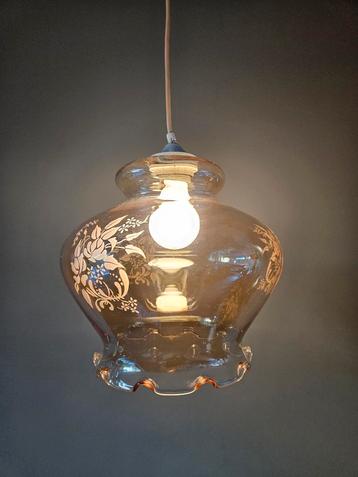 Set van 2 vintage hanglampen van glas met geëtste bloemen beschikbaar voor biedingen