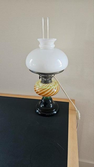 Glazen Lamp met Bijzondere Voet beschikbaar voor biedingen