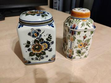 2 handgeschilderde potten , Delfts aardewerk. beschikbaar voor biedingen