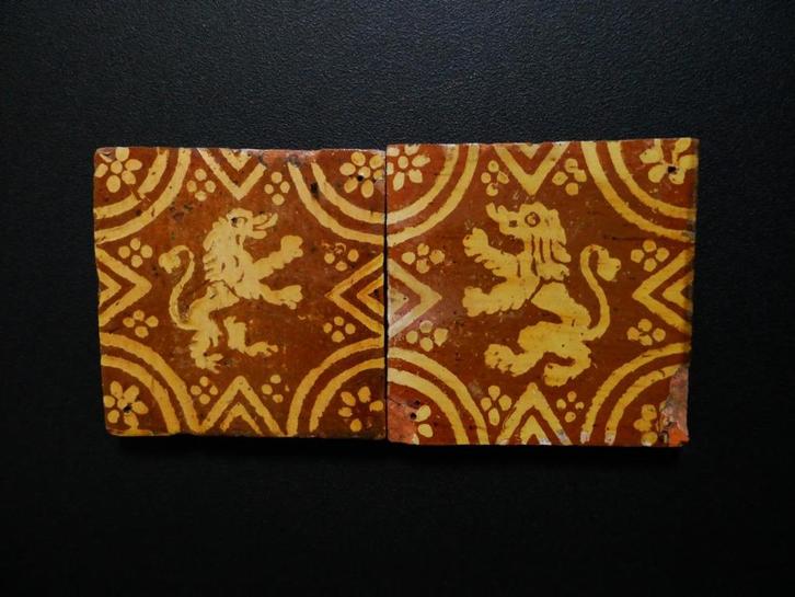 2 Antieke Vlaamse Leeuw haardtegels tegel slibversiering, Antiek en Kunst, Antiek | Wandborden en Tegels, Ophalen of Verzenden