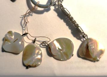 Parel. Hanger sleutelhanger van een stukje parelmoer schelp, beschikbaar voor biedingen