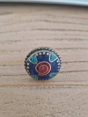 Antieke Tibetaanse ring met Lapis/koraal/turquoise, maat 17. beschikbaar voor biedingen