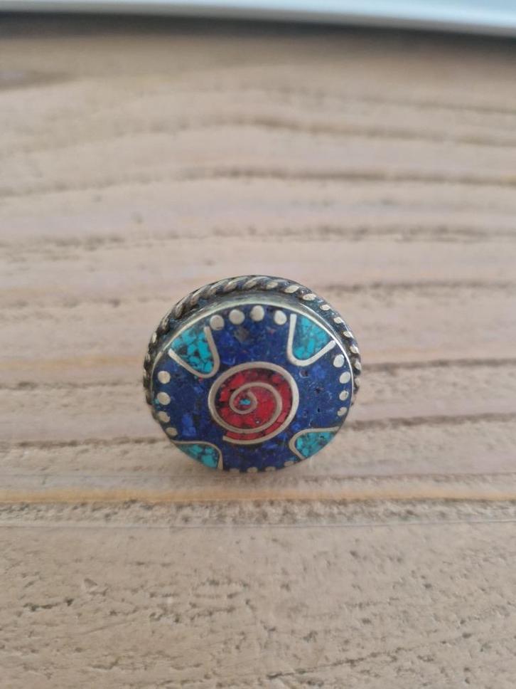 Antieke Tibetaanse ring met Lapis/koraal/turquoise, maat 17., Sieraden, Tassen en Uiterlijk, Antieke sieraden, Ring, Zilver, Met edelsteen