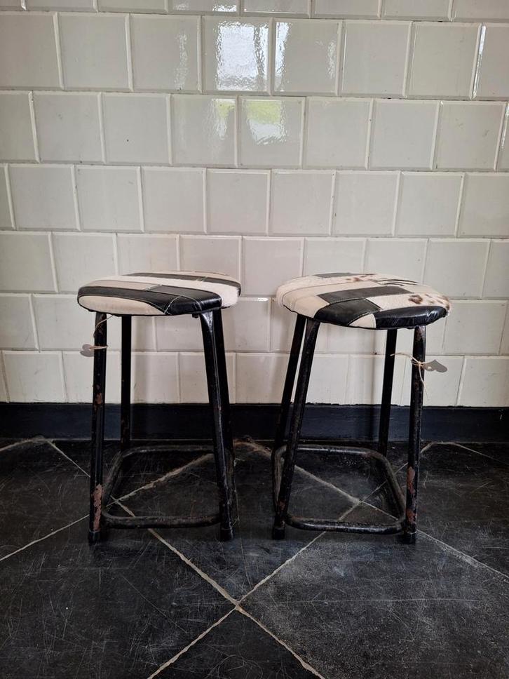 Vintage metalen kruk met patchwork lederen bekleding, Huis en Inrichting, Krukjes, Gebruikt, Staal, Ophalen of Verzenden