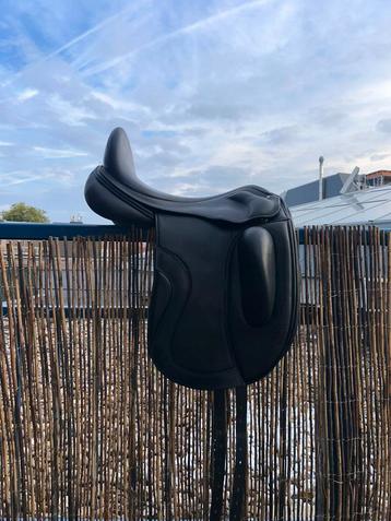 Zo goed als nieuw zwart Kingsley D5 dressuurzadel 17,5 inch beschikbaar voor biedingen