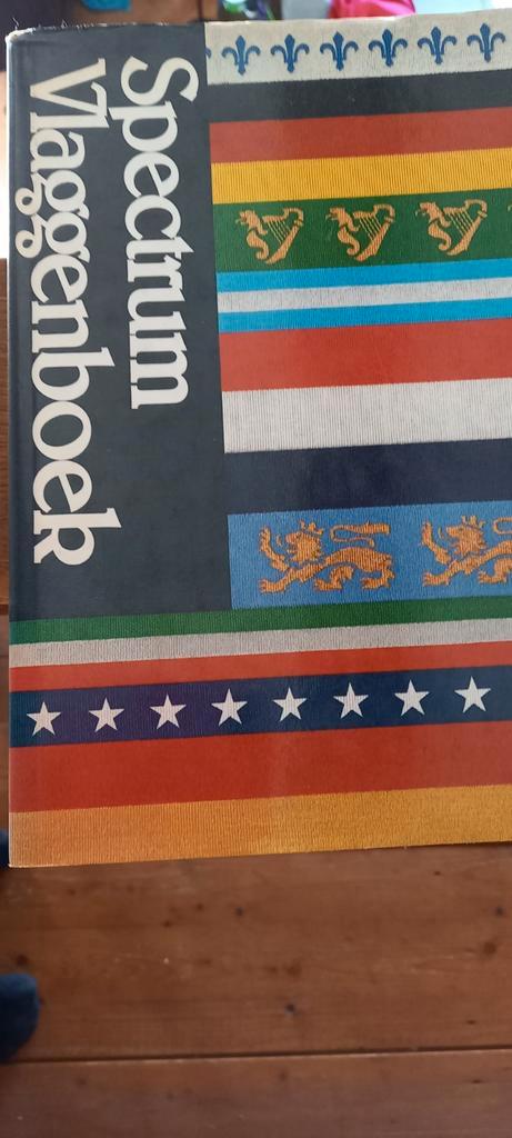 Spectrum Vlaggenboek - Uitgebreide Vlaggengids, Boeken, Atlassen en Landkaarten, Zo goed als nieuw, Overige atlassen, 1800 tot 2000