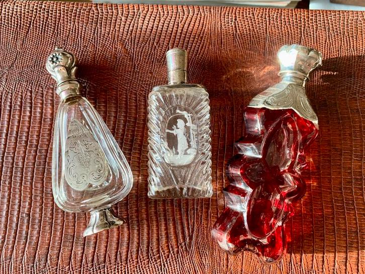 Verzameling Parfumflesjes met zilveren dop, 3 stuks., Antiek en Kunst, Antiek | Goud en Zilver, Zilver, Ophalen of Verzenden