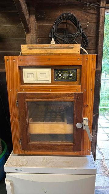 Half automatische broedmachine. beschikbaar voor biedingen