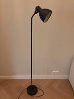 Zwarte Staande Lamp - Stijlvol en Functioneel, Huis en Inrichting, Lampen | Vloerlampen, Ophalen of Verzenden, Zo goed als nieuw