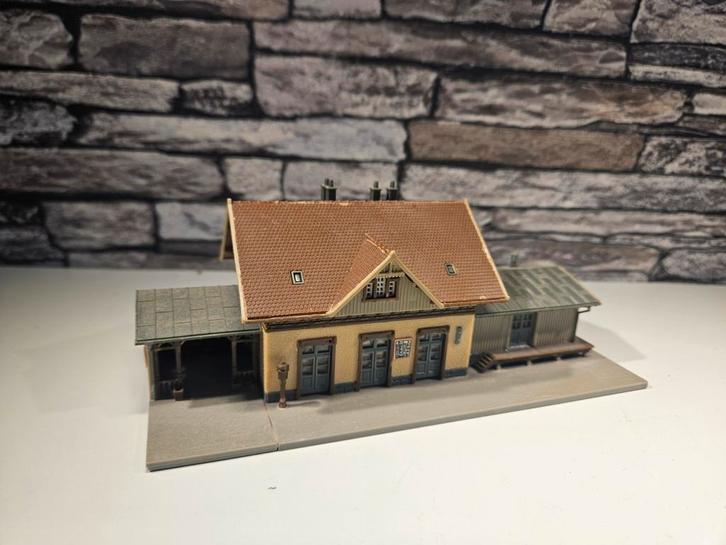 Station stationsgebouw N spoor modeltrein 1:160, Hobby en Vrije tijd, Modeltreinen | N-Spoor, Gebruikt, Brug, Tunnel of Gebouw